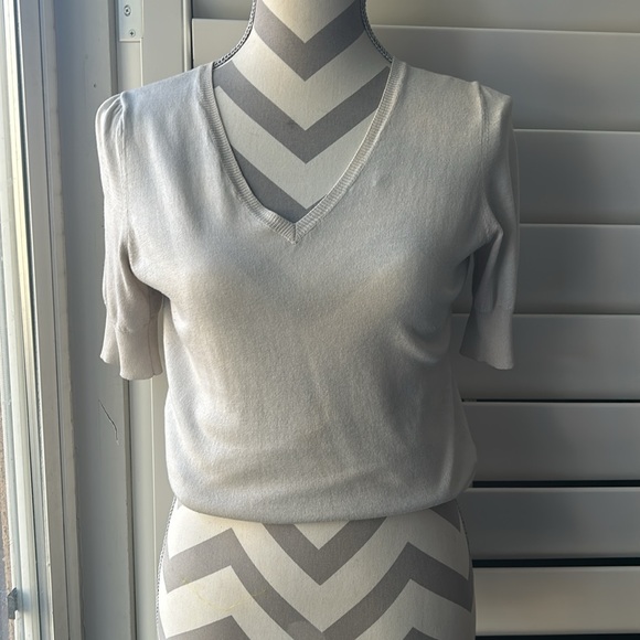 Banana republic cream sweater blouse in size small - Picture 2 of 4